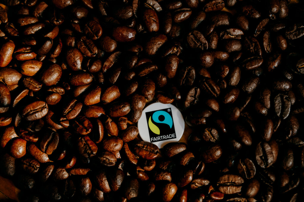 Kaffeebohnen mit Fairtrade-Siegel (c)TransFair e.V. [Ilkay Karakurt]